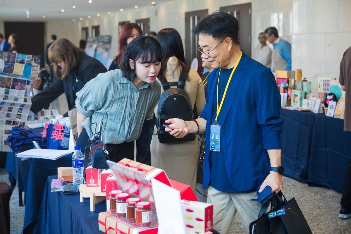 推介會現場攤位吸引韓國業者詢問。 圖：高雄市觀光局提供