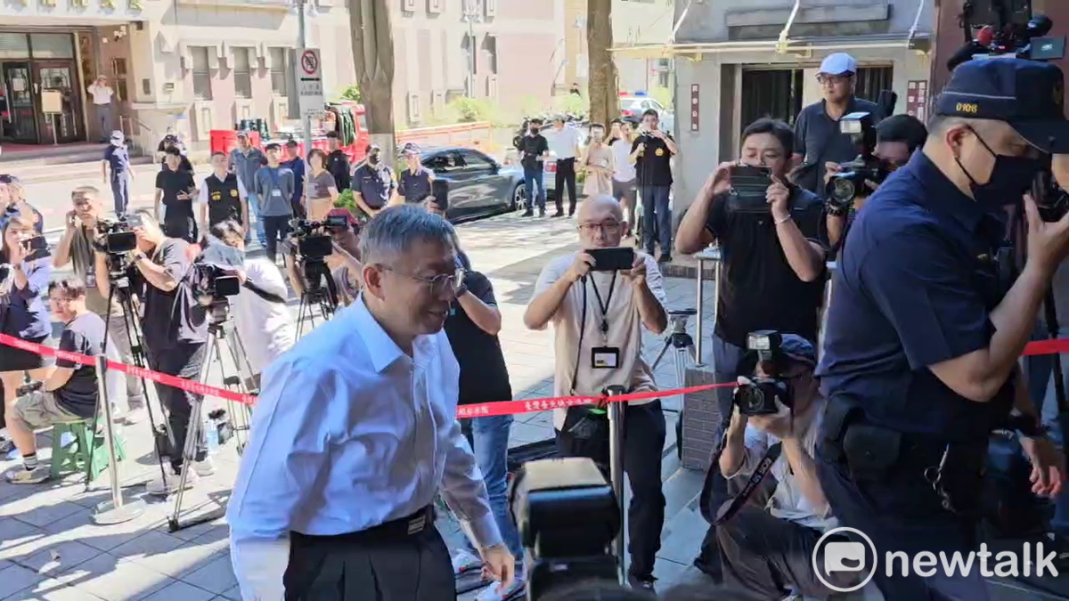 柯文哲今早重返地院準備開第二次羈押庭，面帶微笑步入地院。 圖：林昀真/攝