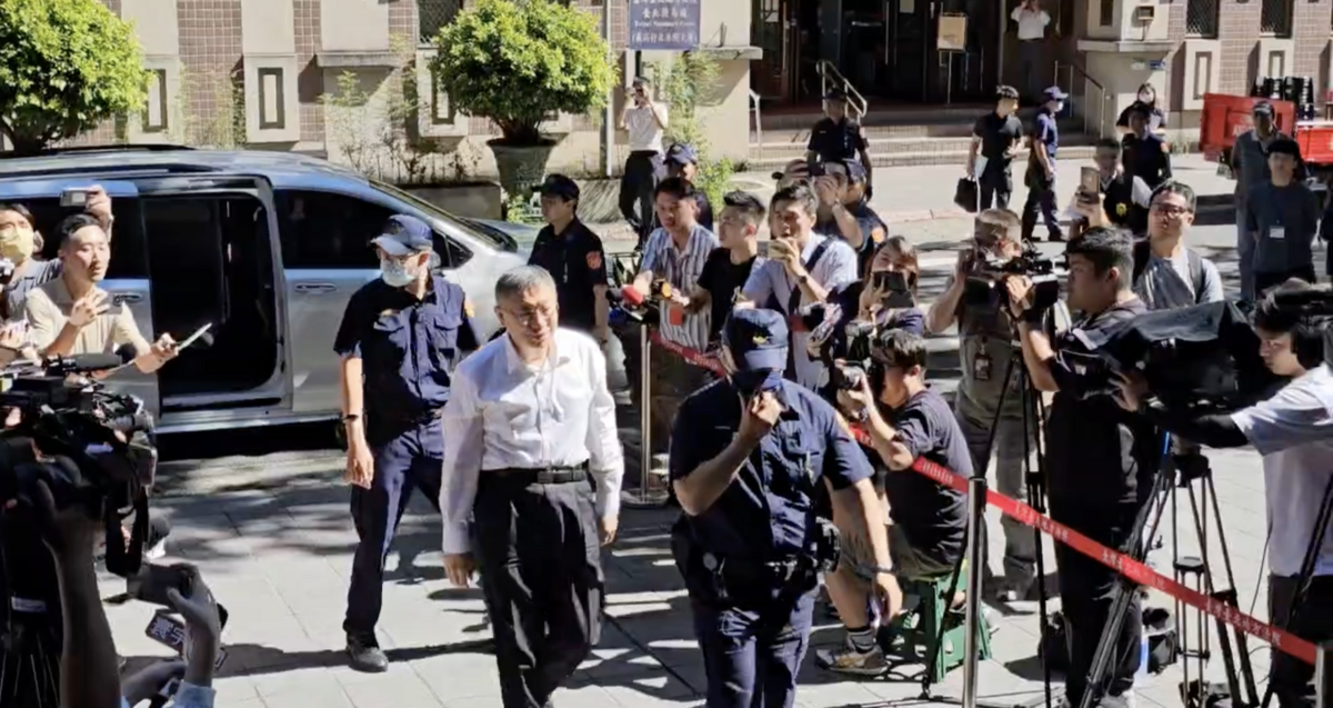 北院5日下午2點多再開羈押庭，下午5點多裁定柯文哲羈押禁見。圖為當天柯文哲抵達北檢。 圖：林昀真攝。