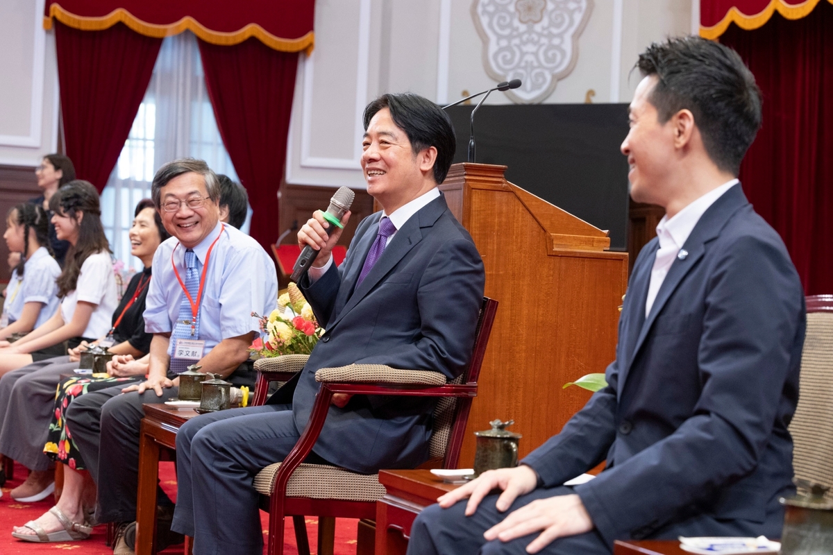 總統賴清德接見第64屆中小學科學展覽會第一名作者師生，總統府副秘書長何志偉陪同。 圖：總統府提供