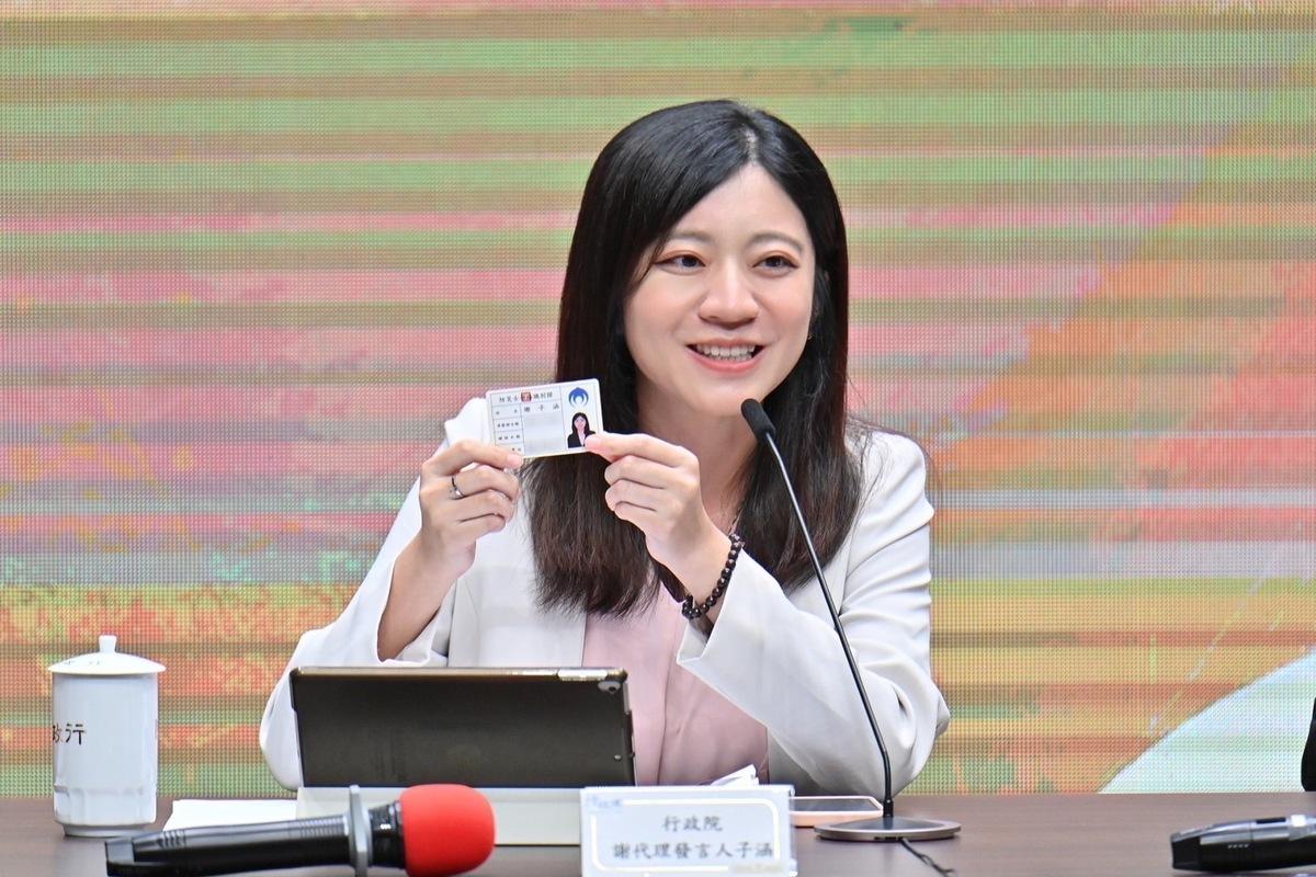 行政院代理發言人謝子涵今（5）日在行政院會後記者會結束前，亮出自己的防災士證照。 圖：行政院提供