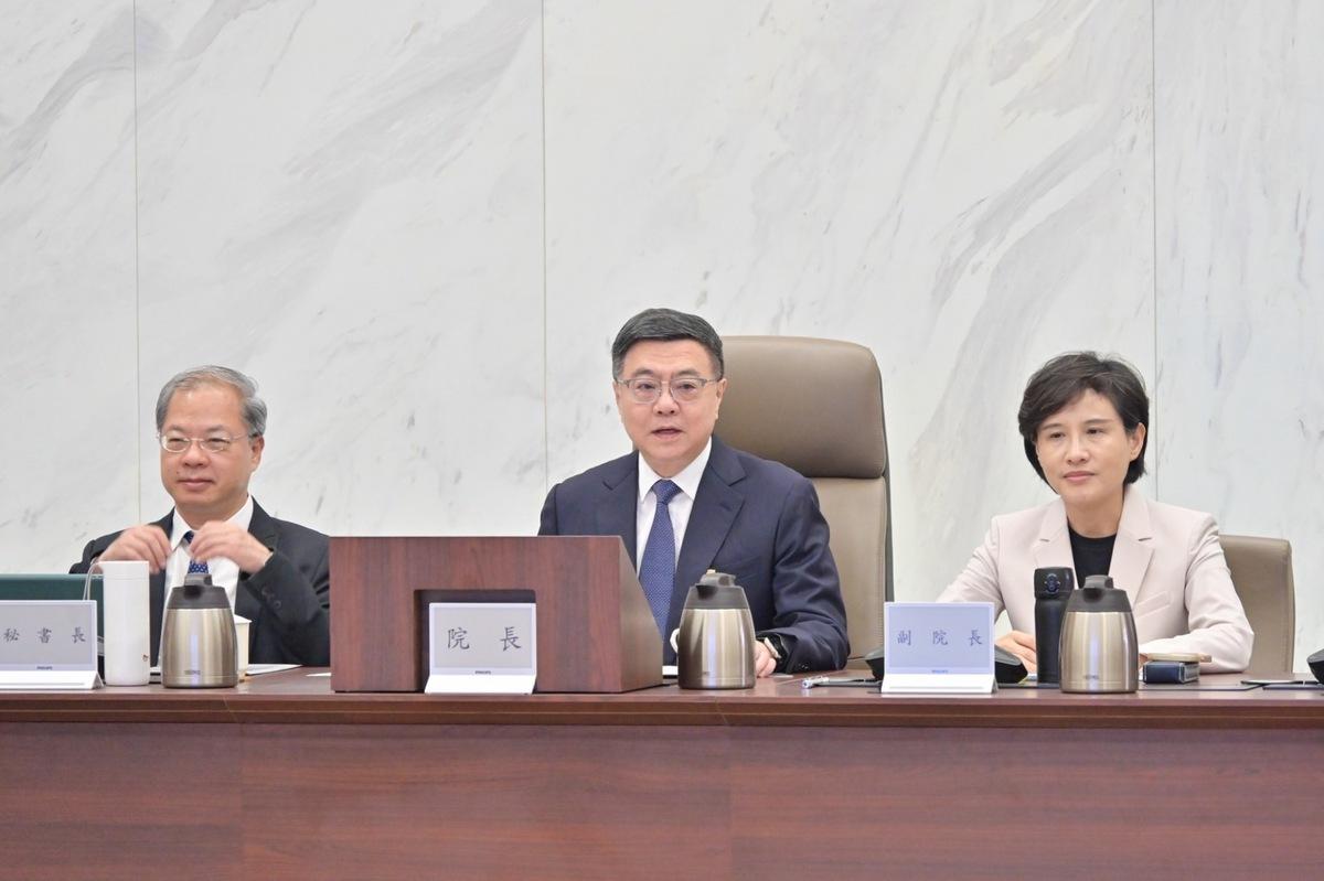 前國民黨黃復興黨部主委臧幼俠在香港出席活動時，起立聆聽中國國歌。行政院長卓榮泰今（5）日在院會中表示，此舉對國人和世界觀感產生非常負面的影響，他感到非常痛心，要求國防部查明處置。 圖：行政院提供