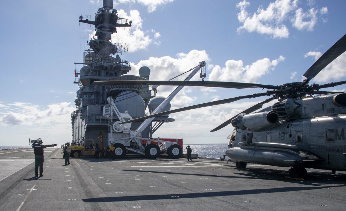海軍陸戰隊第 31 遠徵隊的一架 CH-53E 超級種馬直升機在飛行作業中從前沿部署的兩棲攻擊艦美國號 (LHA 6) 的飛行甲板上起飛。 圖 : 翻攝自X帳號@US7thFleet