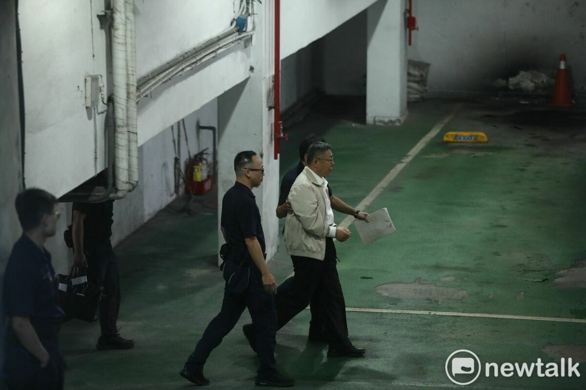 民眾黨主席柯文哲涉京華城案，二度召開羈押庭，被裁定羈押禁見，稍早上囚車前往台北看守所。 圖：周煊惠 / 攝