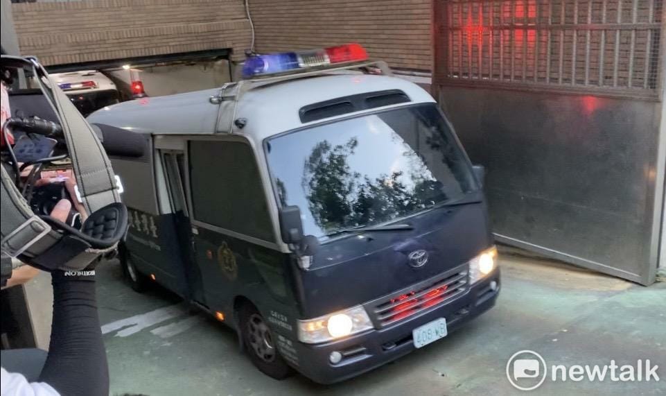 民眾黨主席柯文哲涉京華城案，今天二度召開羈押庭，被裁定羈押禁見，稍早上囚車前往台北看守所。 圖：周煊惠 / 攝
