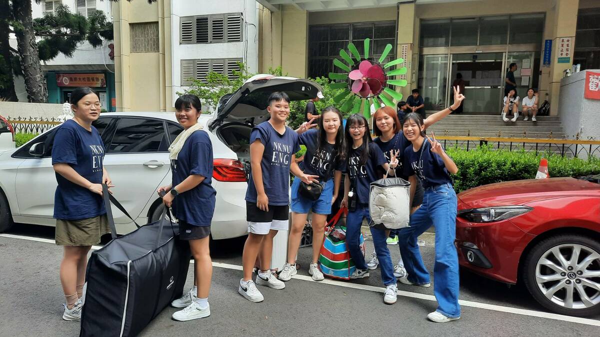 新生準備入住宿舍展開大學生活。 圖：高師大提供