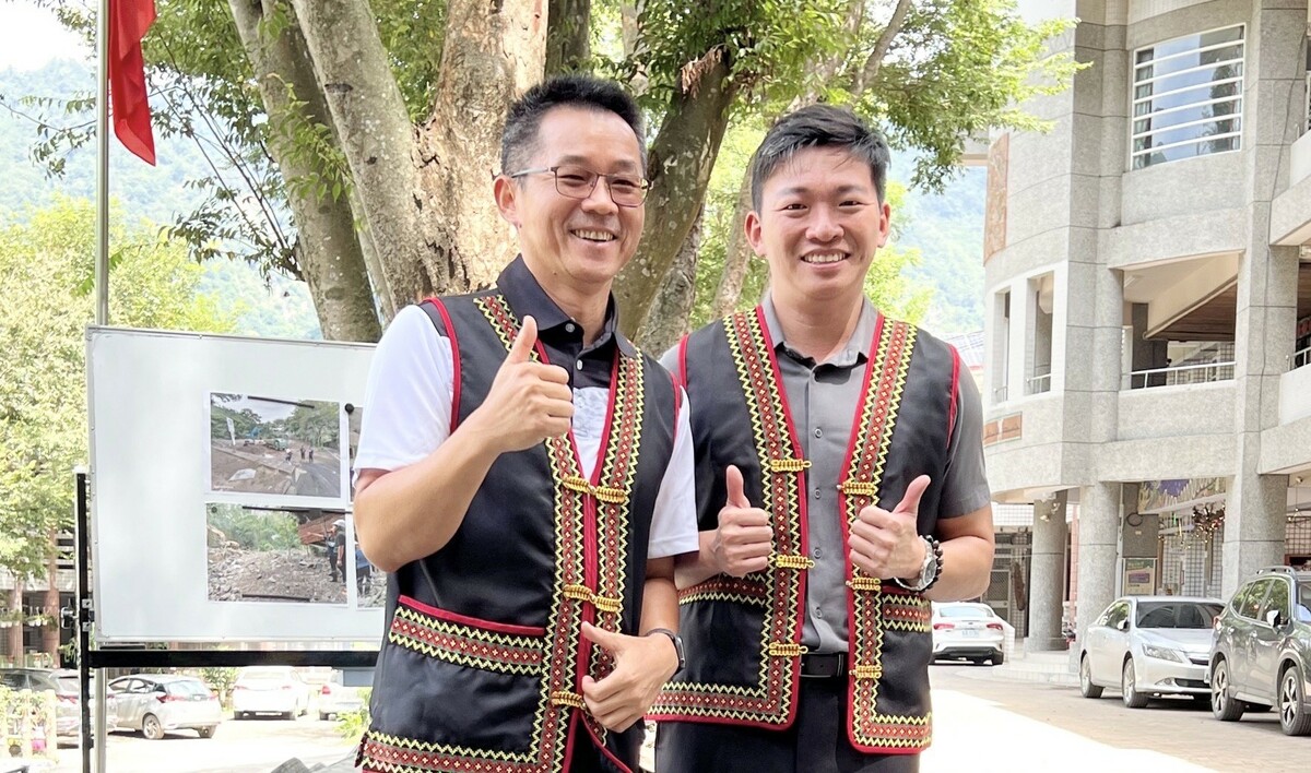 桃源國中校長陳世明(左)致贈吳立森(右)十字繡族服背心。 圖：高雄市教育局提供