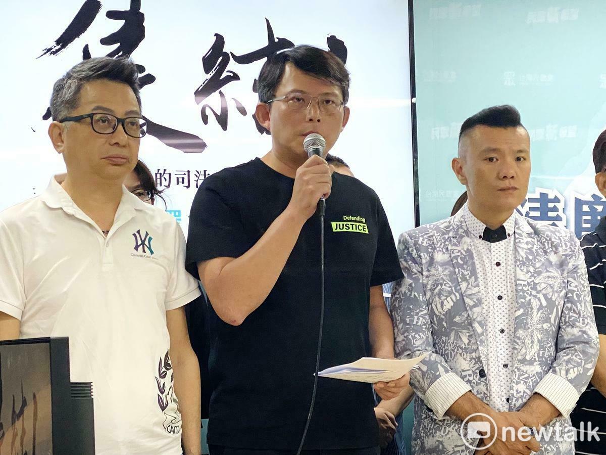 民眾黨中央緊急應變小組召集人黃國昌（中）、李偉華（左）、中央委員江和樹（右）。 圖：周煊惠 / 攝