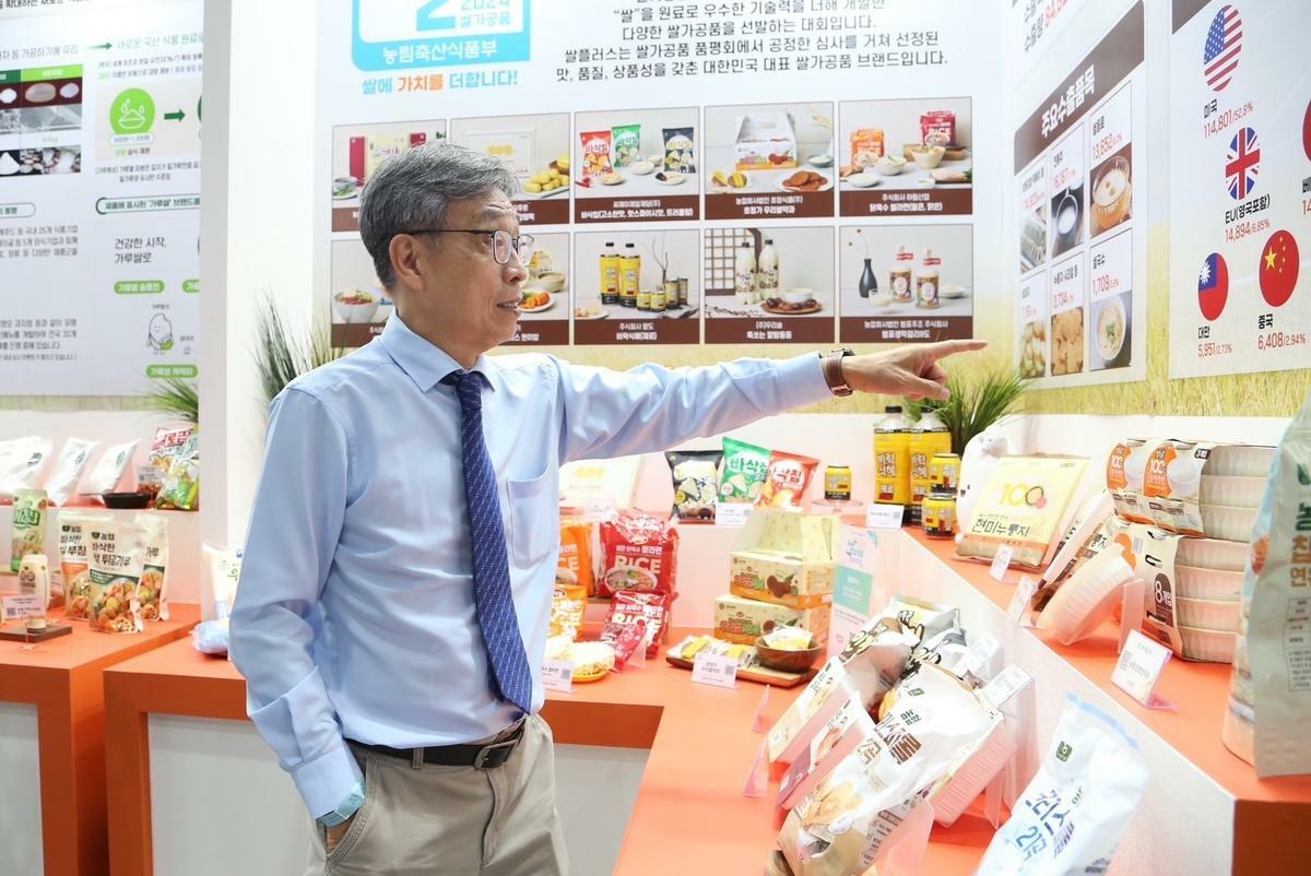 農業部陳駿季部長出席2024韓國農業展（Agri Expo)，行銷推廣台灣智慧農業技術及各式優質農漁畜產品。 圖：農業部／提供