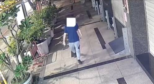 犯案男子事後從容步行離開現場。 圖：孫家銘翻攝