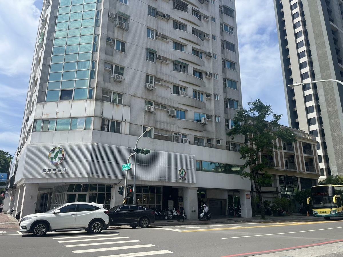 柯文哲遭收押禁見隔天，民進黨高市黨部就遭人丟擲雞蛋。 圖：孫家銘翻攝