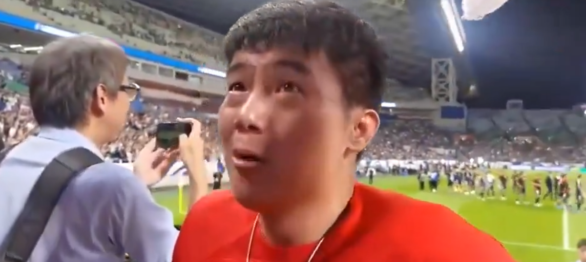 1 名崩潰的中國球迷邊哭邊說：「你踢不過人家，你可以踢人對吧。」 圖：翻攝自微博
