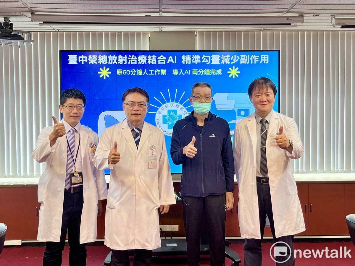中榮放射腫瘤部醫師謝合原（左起）、副院長李政鴻、病友姚先生、放射腫瘤部主任游惟強共同說明放射腫瘤部導入AI人工智慧器官圈註技術系統的成效。 圖：實習記者張博森/攝
