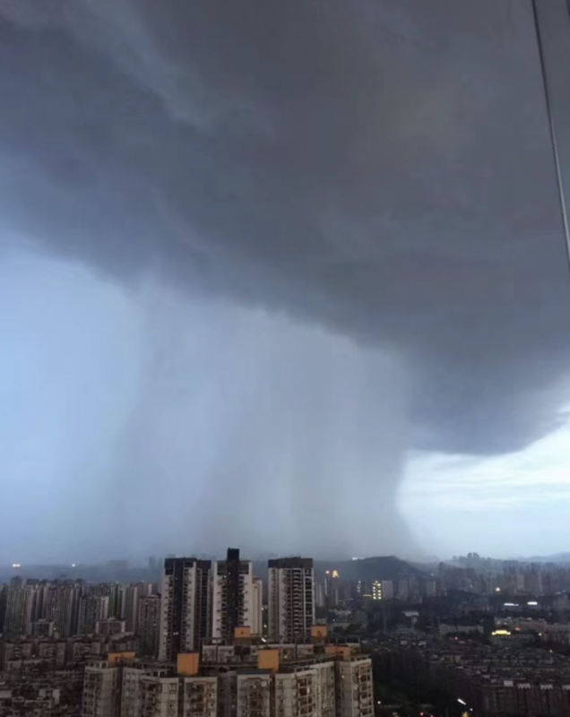 人工降雨不僅未能有效降溫，反而引發了嚴重的災害。 圖 來源：Ｘ@DXDWX999