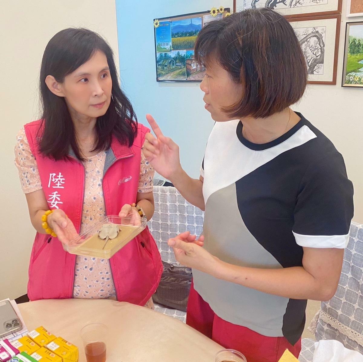 香港新住民林秀閑向李晉梅組長介紹金門特色生物「鱟」。 圖：台港經濟文化合作策進會提供