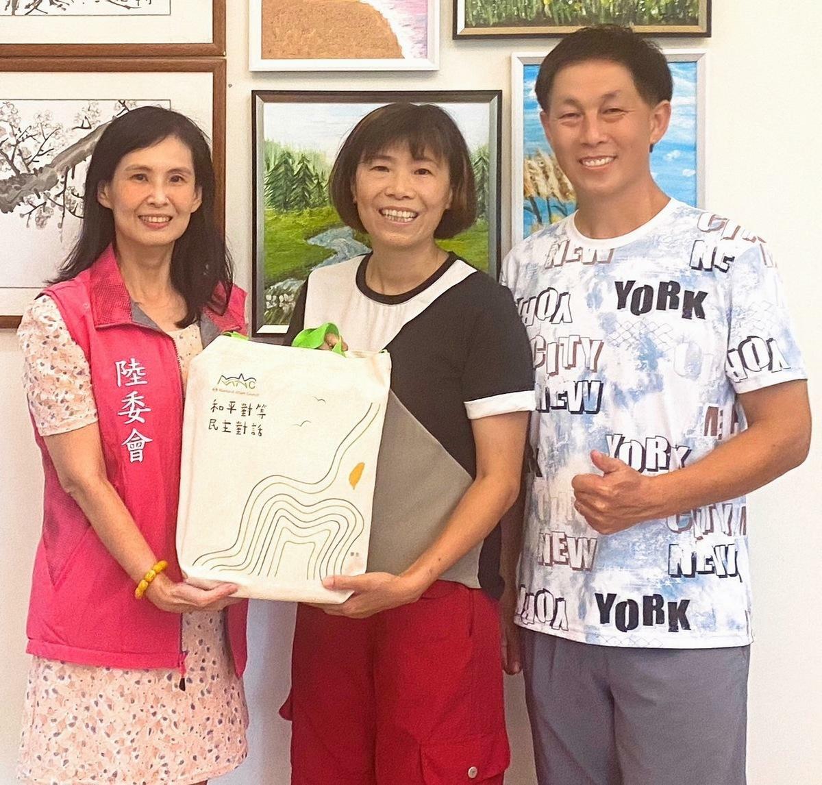 李晉梅組長致贈香港新住民林秀閑紀念品。 圖：台港經濟文化合作策進會提供