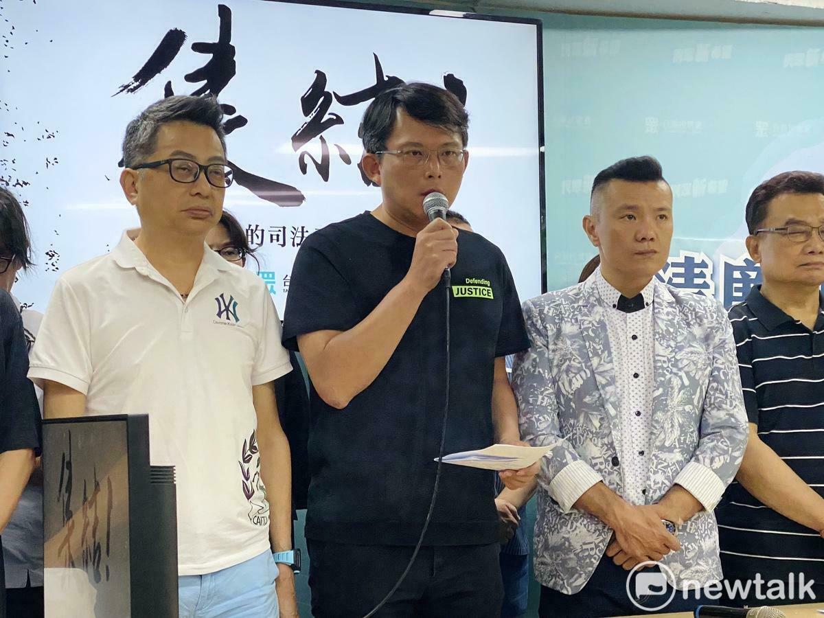 民眾黨中央緊急應變小組共同召集人黃國昌（中）、李偉華（左）、中央委員江和樹（右）。 圖：周煊惠 / 攝