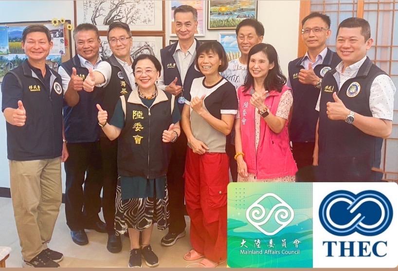 陸委會及移民署代表與香港新住民林秀閑合影。 圖：台港經濟文化合作策進會提供