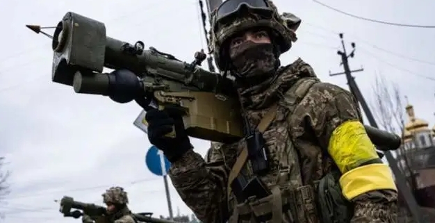 在戰場上扛著反坦克飛彈的烏軍。 圖 : 翻攝自海事先鋒