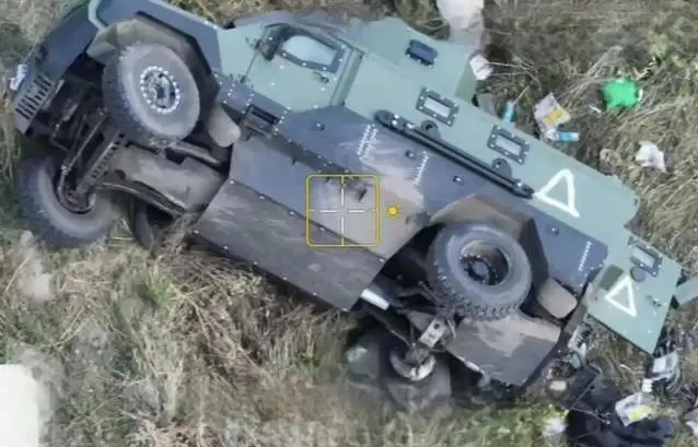 攻入俄羅斯庫爾斯克的烏軍裝甲車翻覆在戰場上。 圖 : 翻攝自海事先鋒