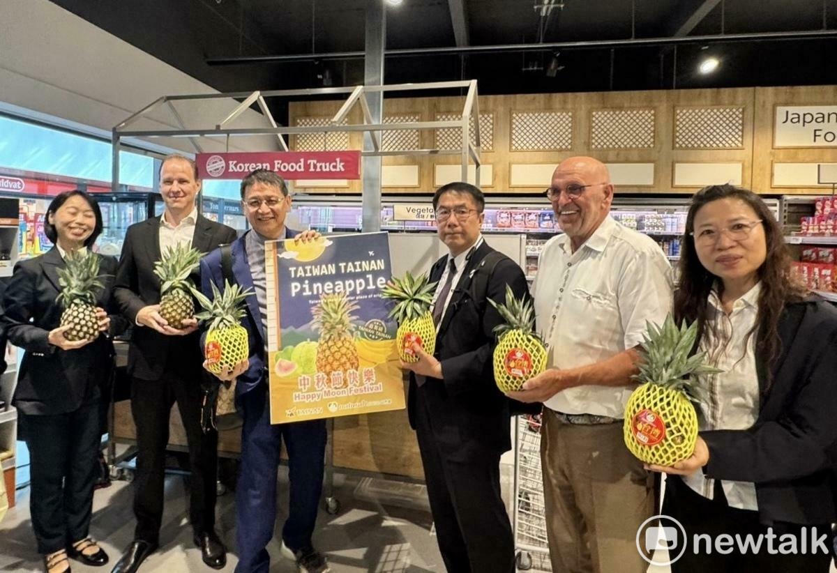 台南市長黃偉哲日前訪問荷蘭進行農產拓銷，與鎖定高端客群的亞洲超市攜手合作上架台南鳳梨，在參訪超市期間還與台南的老朋友荷蘭美聲歌手馬丁賀肯斯（Martin Hurkens）相見歡，馬丁曾多次來到台南演出，每年耶誕節期間為台南市民帶來溫暖的音樂盛事。 圖：台南市政府/提供