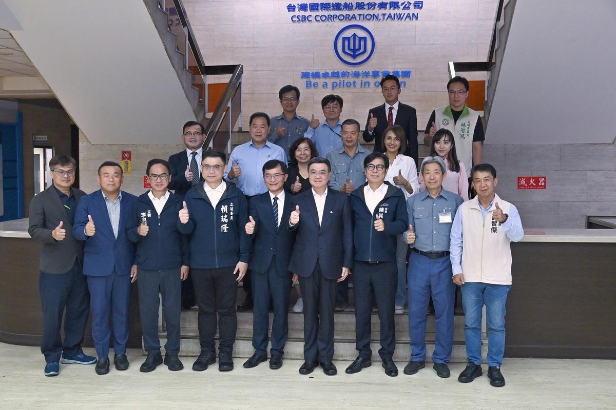 卓榮泰（右四）參訪台船。 圖：行政院提供