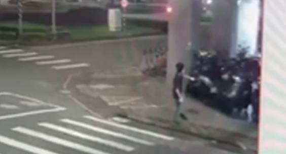 謝男向民進黨高雄市黨部大門連投四顆雞蛋。 圖：孫家銘翻攝