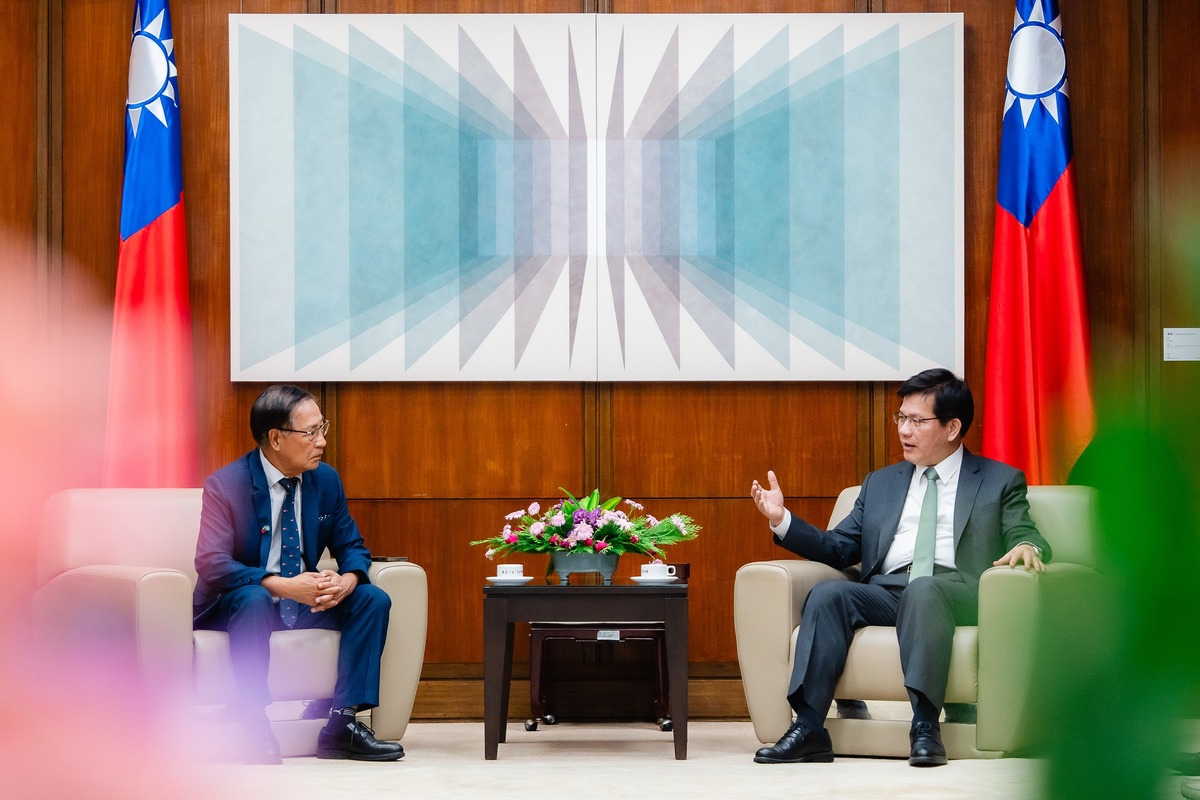外交部長林佳龍接見世界台灣商會亞洲總會赴帛琉考察團。 圖：翻攝自林佳龍臉書