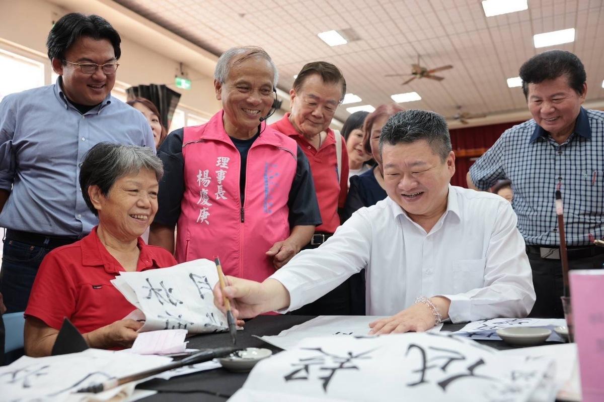 民進黨客家部於桃園伯公照護站與長者提前歡度中秋，何博文、楊家俍出席。 圖：民進黨提供
