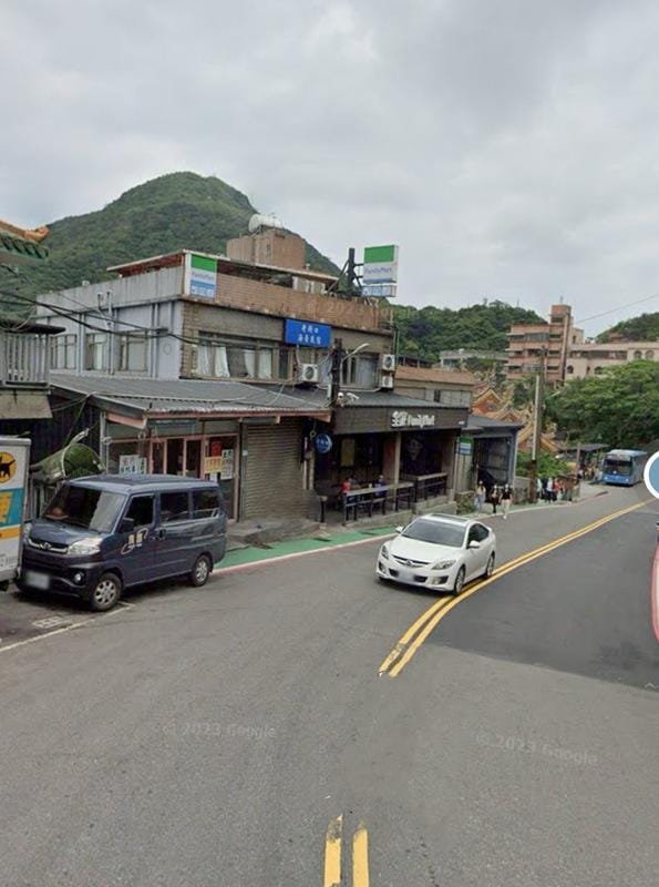 新北市交通局日前到九份老街突襲稽查，此次稽查並未發現違規情事，業者均有清楚標示停車費率，並主動提供收據以避免消費爭議。 圖：翻攝自Google Map