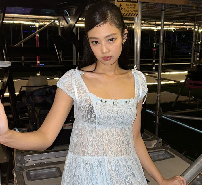 近期有人假冒Jennie的父親出書，內容講述Jennie的童年生活、出道歷程等。對此，Jennie所屬經紀公司OA Entertainment發出聲明，表示將對假冒Jennie爸爸的詐騙者採取法律途徑「絕不寬容處理」。 圖：翻攝自Jennie IG