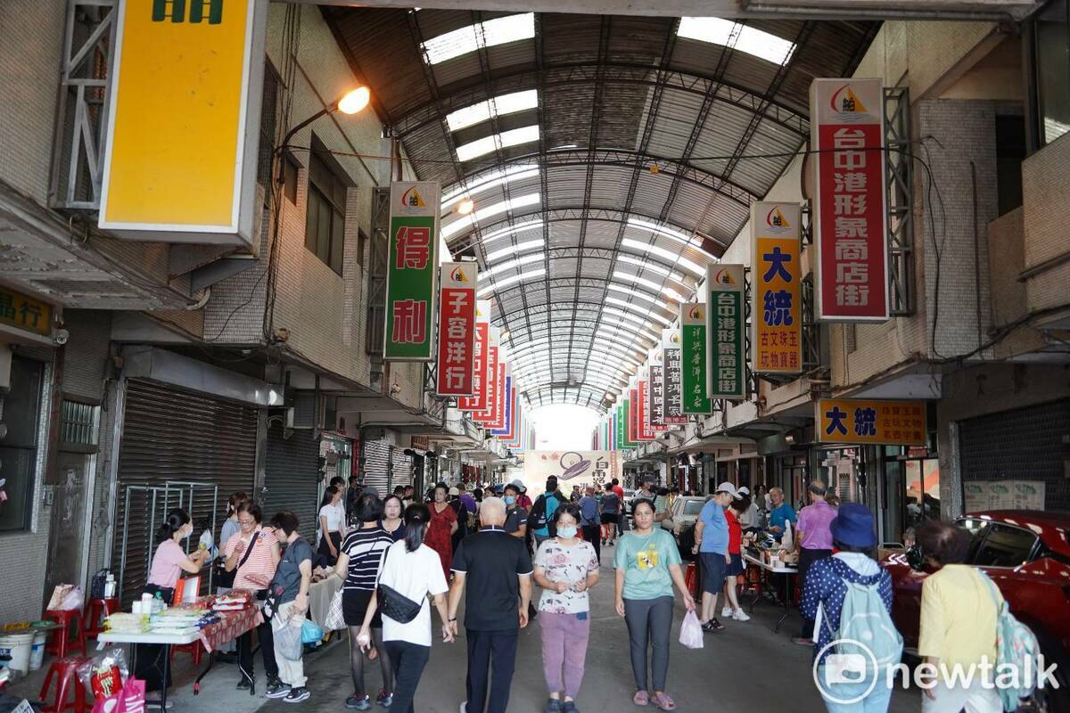 遊客來到台中港舶來品商圈享受白露時光。 圖：唐復年/攝