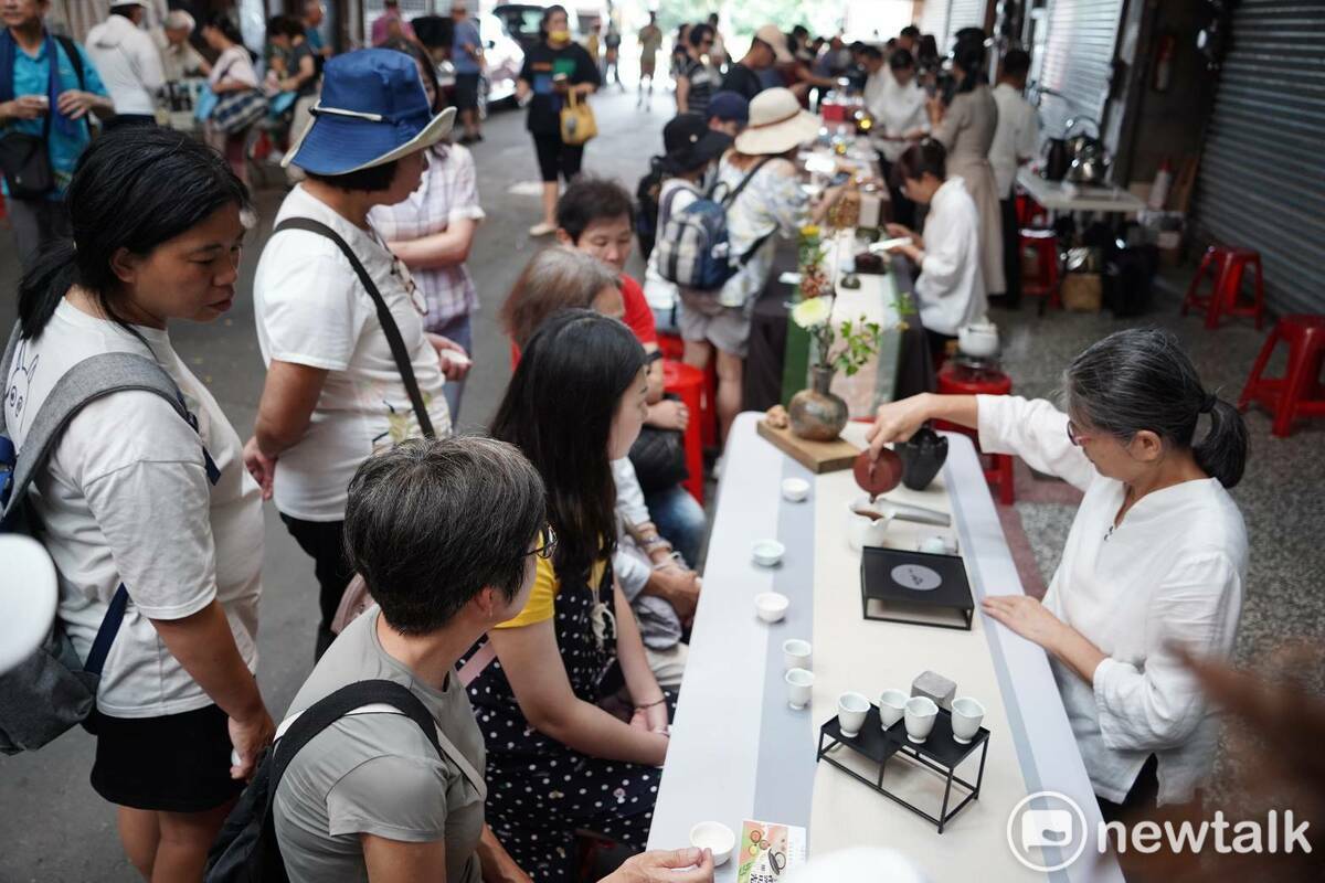 現場設有茶席供遊客品茗。 圖：唐復年/攝