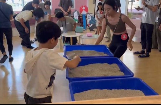 第一關鏟屎接力賽，比的是對貓咪正常尿量與型態的了解。 圖：高雄市農業局提供