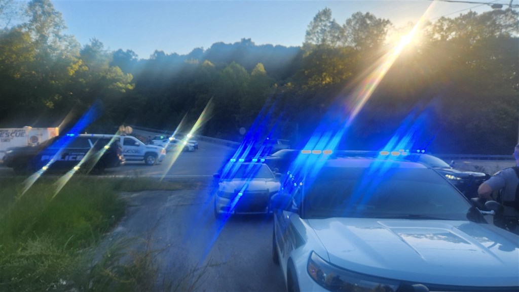 美國肯塔基州勞雷爾郡驚傳公路槍擊案，警方表示槍手仍在逃，呼籲居民待在室內。 圖取自facebook.com/laurelcountysheriff