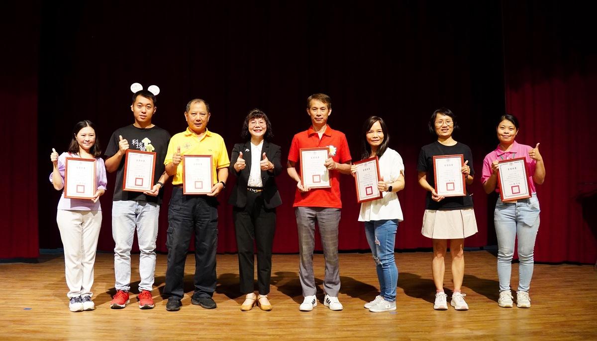 陳月端(左四)頒發當選證書予各學系系學會代表。 圖：高雄市立空中大學提供