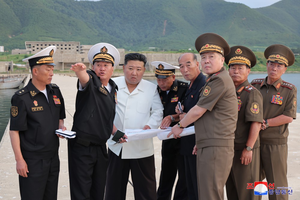 根據《朝中社》8日報導，北韓領導人金正恩考察有關現代化海軍基地建設的實地。 翻攝自 朝中社