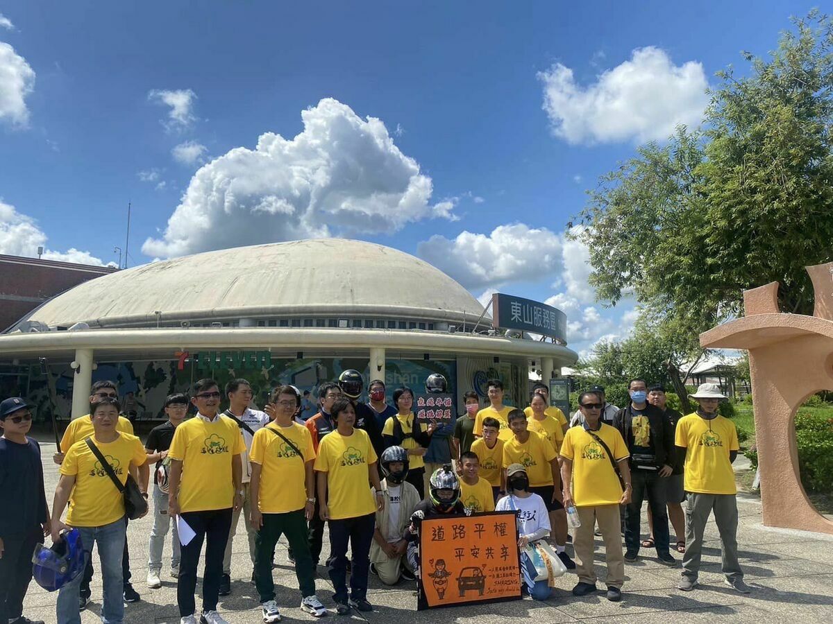 重機和路權團體，今(8)日發起「全國遍地開花」活動。 圖：翻攝自中華民國大型重型機車經營同業全國促進會臉書