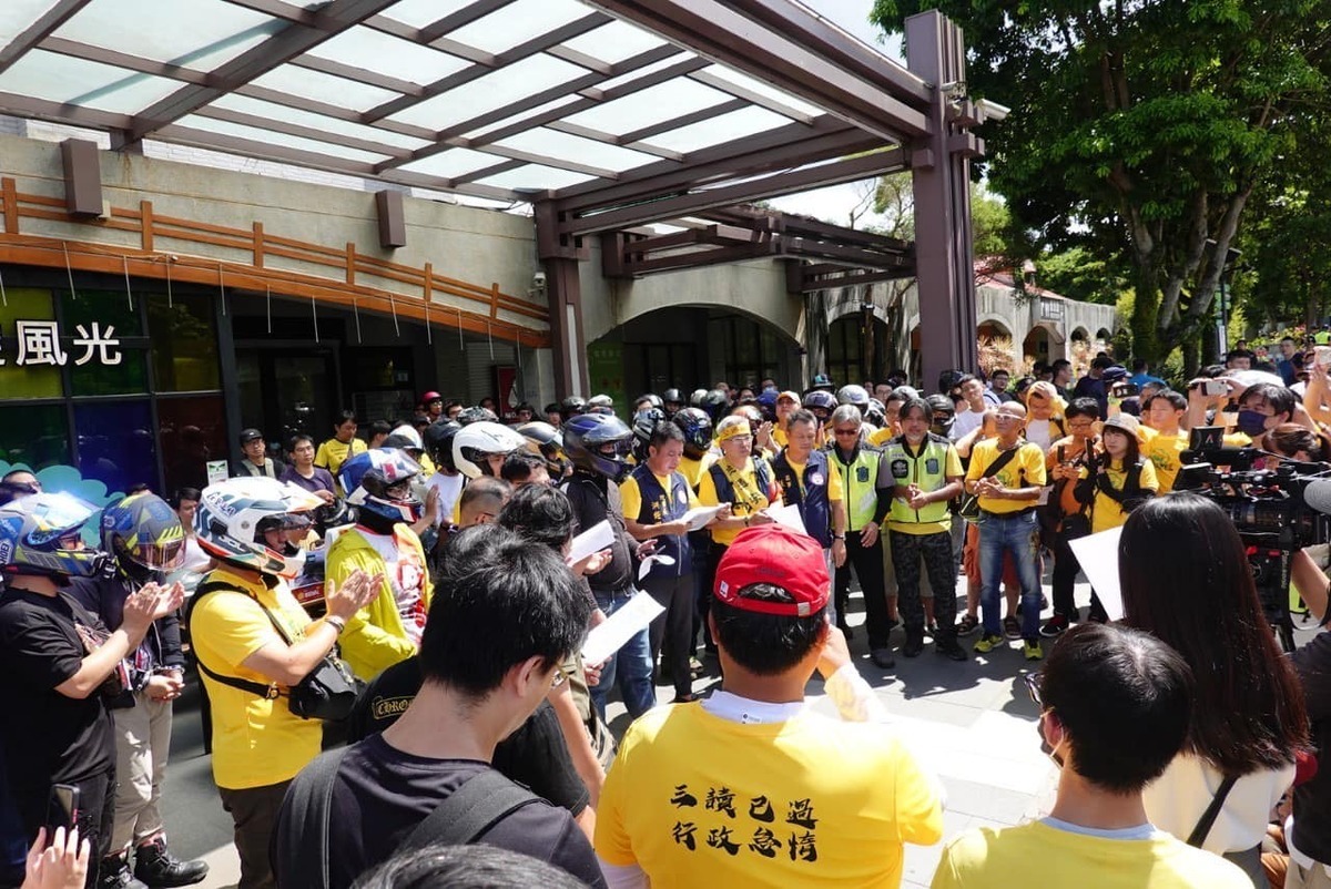 早上10時15分開始至11時，集結至7大服務區進行抗議，並在石碇服務區召開記者會。 圖：翻攝自通勤者之歌臉書
