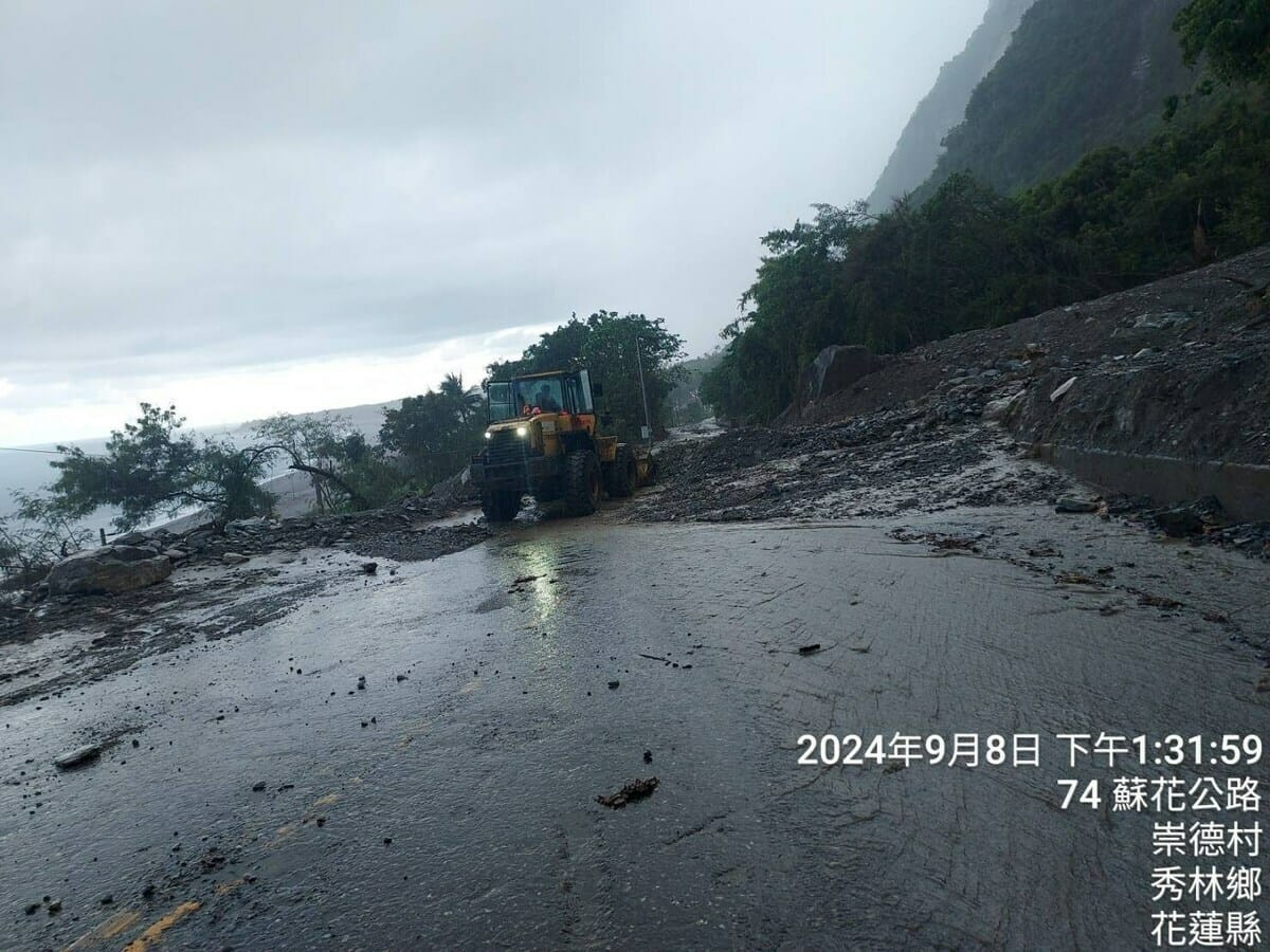 今(8)日午後花蓮蘇花公路台9線164.5k崇德路段，再度受土石泥流影響中斷。 圖：交通部公路局／提供