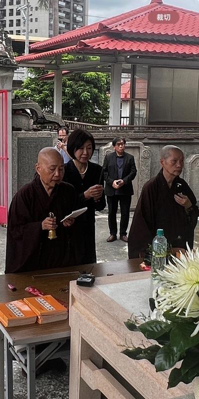 王育德女兒王明理於納骨儀式一同誦經。 圖：台灣獨立聯盟提供