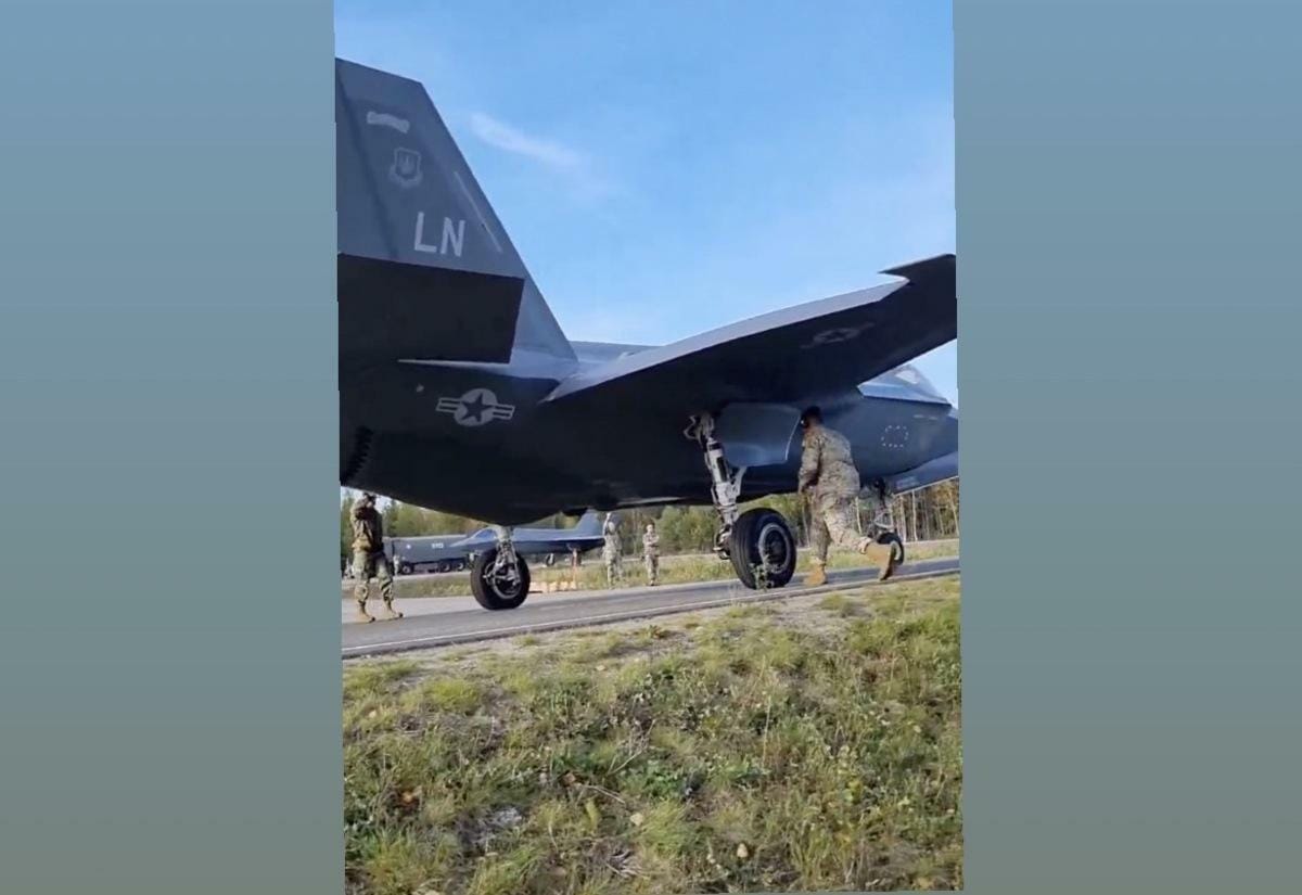 美國空軍接收兩架英國拉肯希斯皇家空軍基地第 48 戰鬥機聯隊的F - 35 閃電 II 戰機，並於 9 月 4 日在芬蘭高速公路上完成了降落。 圖 來源：Ｘ@Snooppcat_xx