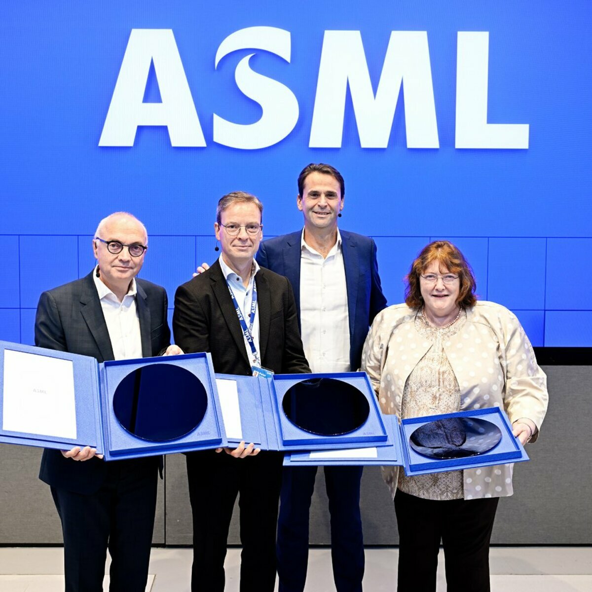 荷蘭政府擴大對ASML光刻設備的出口限制引中反彈 圖：翻攝自X / ASML