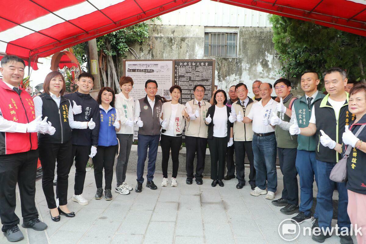 鎮北坊歷史街道整合計畫工程舉行竣工暨揭牌典禮，臺南市長黃偉哲到場主持，在元和宮「鳳鳴社」優雅樂曲引領下，與各界貴賓共同見證歷史性時刻。立法委員林俊憲、陳亭妃，以及臺南市議會議長邱莉莉、市議員周嘉韋、蔡宗豪、許至椿、陳怡珍、沈震東等皆到場共襄盛舉。 圖：黃博郎／攝