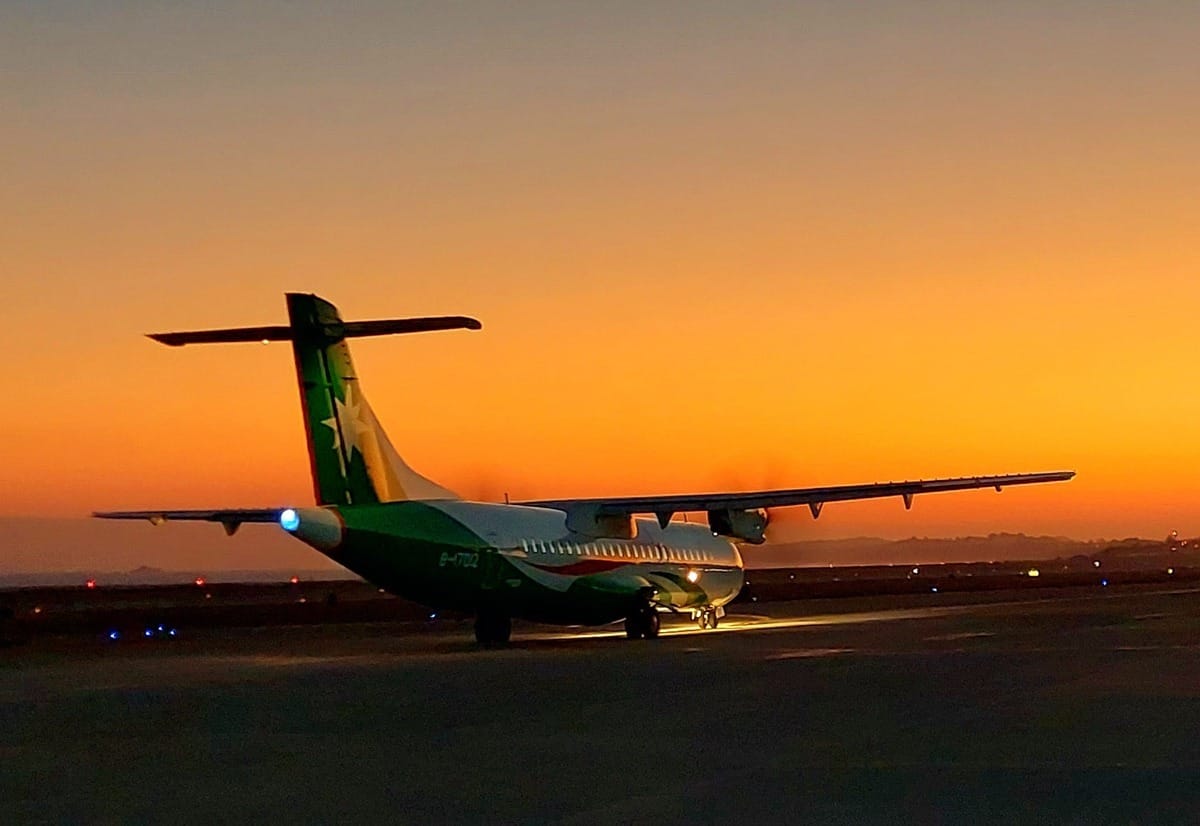立榮航空宣布，今明兩天將加班疏運接駁，下午16時起開放訂票。 圖：翻攝自立榮航空臉書