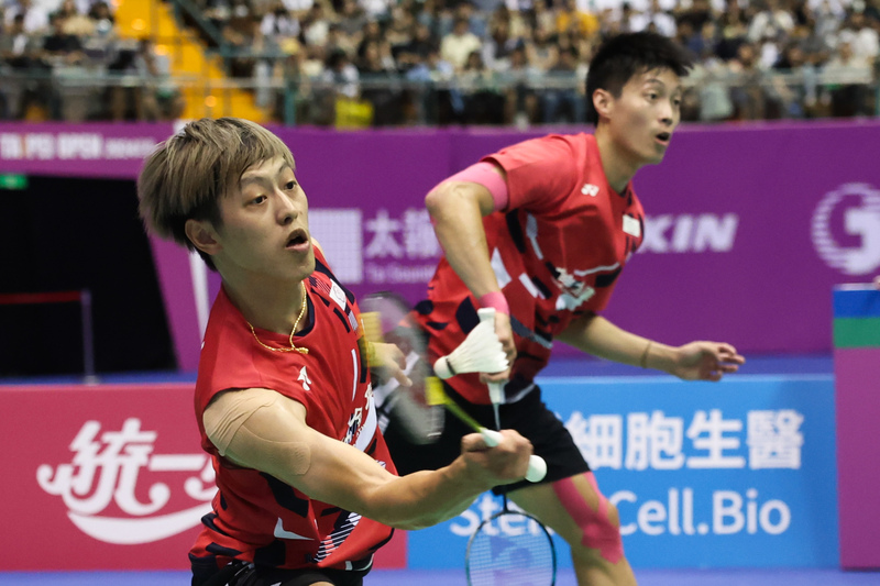 2024台北羽球公開賽男雙決賽8日進行，台灣組合李哲輝（左）、楊博軒（右）以21比7、25比23，直落2擊敗自家人江建葦、吳軒毅，順利奪得金牌。 圖：中央社