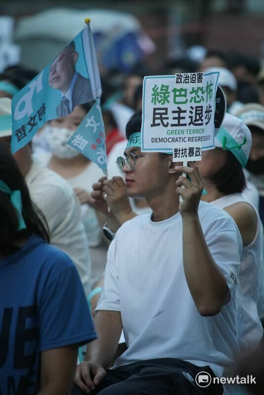 台灣民眾黨8日號召全台小草「集結」，聲援身陷囹圄的民眾黨黨主席柯文哲。 圖：林昀真攝