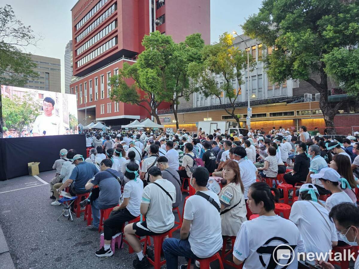 台灣民眾黨8日號召全台小草「集結」，聲援身陷囹圄的民眾黨黨主席柯文哲。主辦單位晚間6時30分統計，現場人數超過1萬人。 圖：林昀真攝