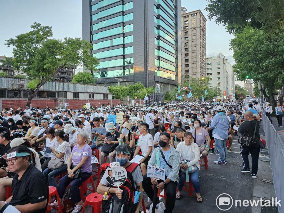 台灣民眾黨8日號召全台小草「集結」，聲援身陷囹圄的民眾黨黨主席柯文哲。主辦單位晚間6時30分統計，現場人數超過1萬人。 圖：林昀真攝