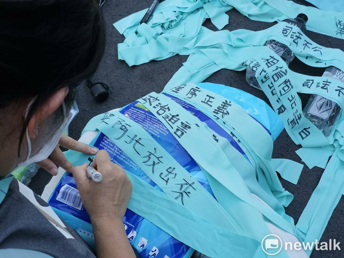 台灣民眾黨8日號召全台小草「集結」，民眾在象徵民眾黨的淺藍色絲帶上書寫願望。 圖：林昀真攝